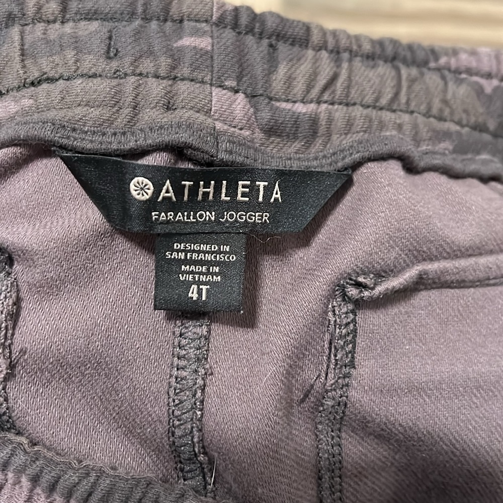 Athleta - Womens Farallon jogger - Camo color - Size 4 Tall - Picture 6 of 7